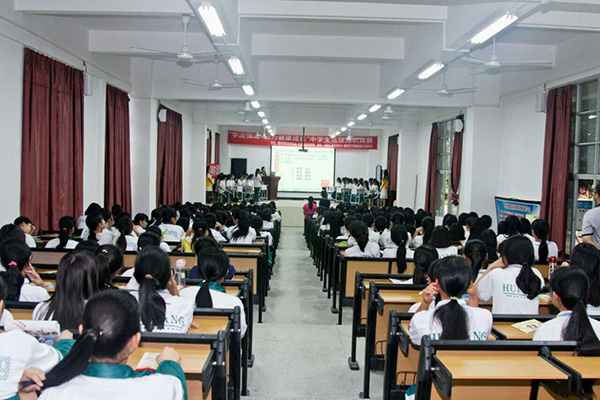 學(xué)法懂法，助力健康成長(zhǎng)”少女法律知識(shí)競(jìng)賽在平潭中學(xué)舉行